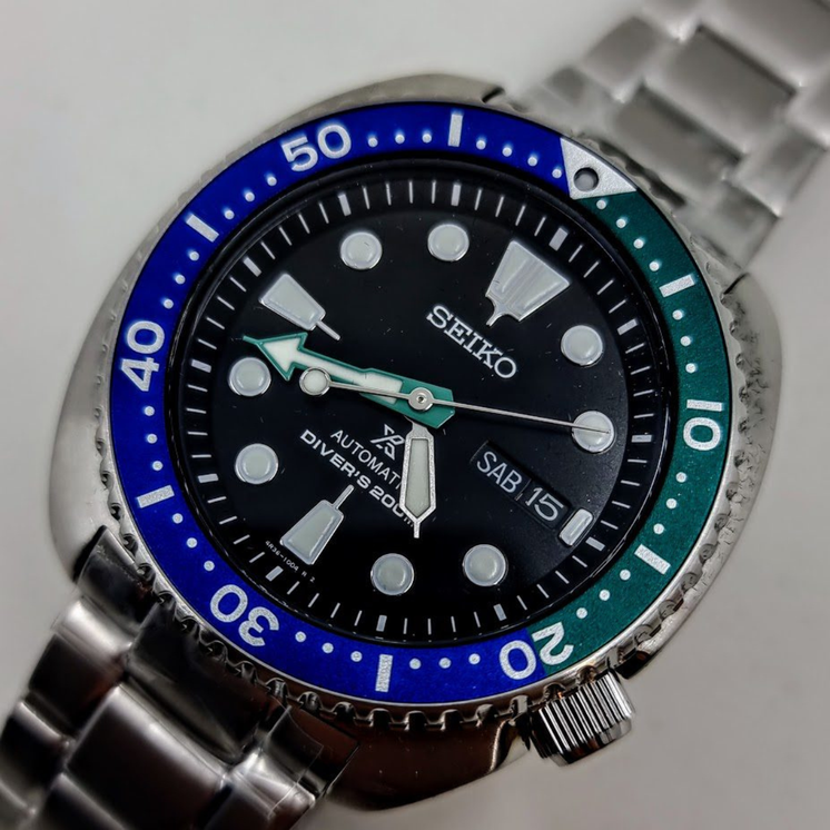 Detalle del Seiko Prospex Turtle SRPJ35K1 con esfera negra, bisel bicolor azul y verde e índices LumiBrite