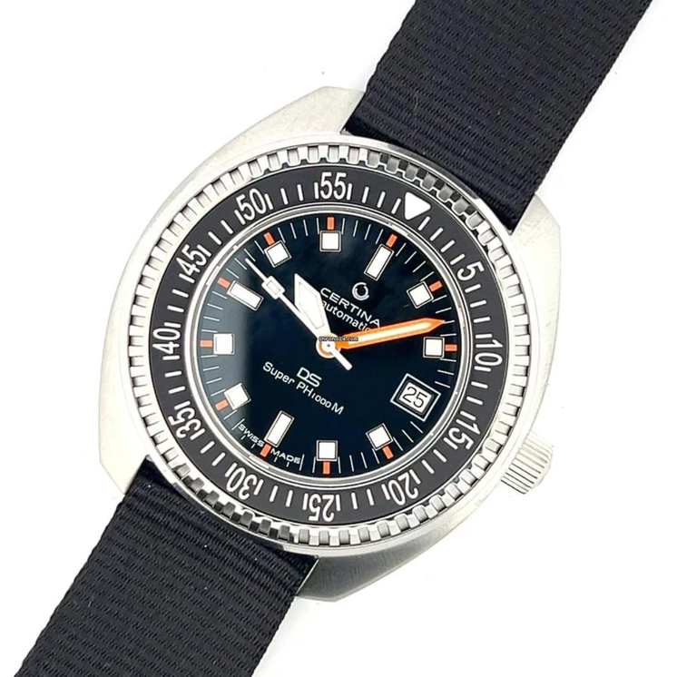 Detalle del Certina DS SUPER PH1000M C024.907.18.051.00 con esfera negra, bisel giratorio y correa negra