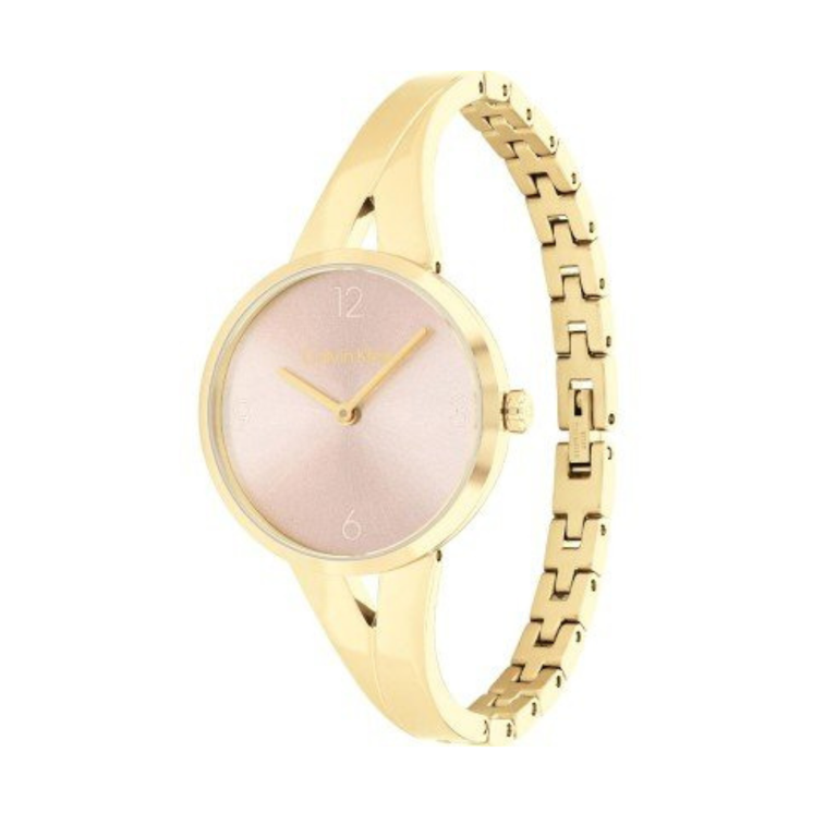 Detalle del Calvin Klein Joyful 25100027 con esfera rosa, caja dorada y brazalete metálico