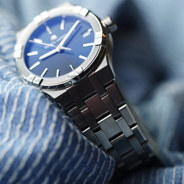 Reloj Maurice Lacroix Aikon Cuarzo 40mm AI1108-SS002-430-1 con esfera azul y brazalete de acero en fotografía lifestyle