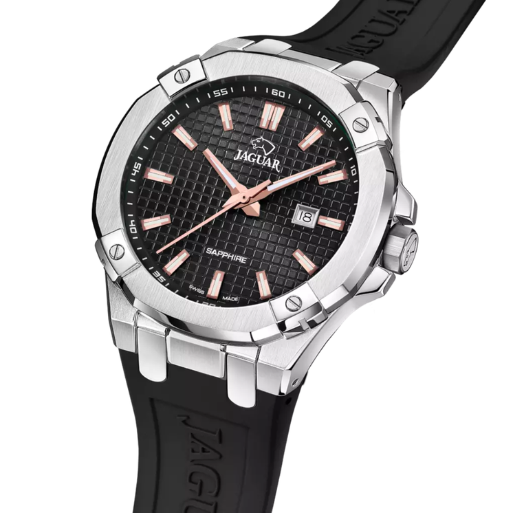 Vista en ángulo del reloj Jaguar Diplomatic J1010/4 con caja de acero, esfera negra y correa de caucho negro