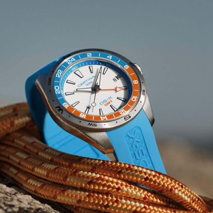 Reloj Certina DS-X GMT C047.452.17.011.00 con esfera blanca, bisel bicolor y correa azul en fotografía lifestyle