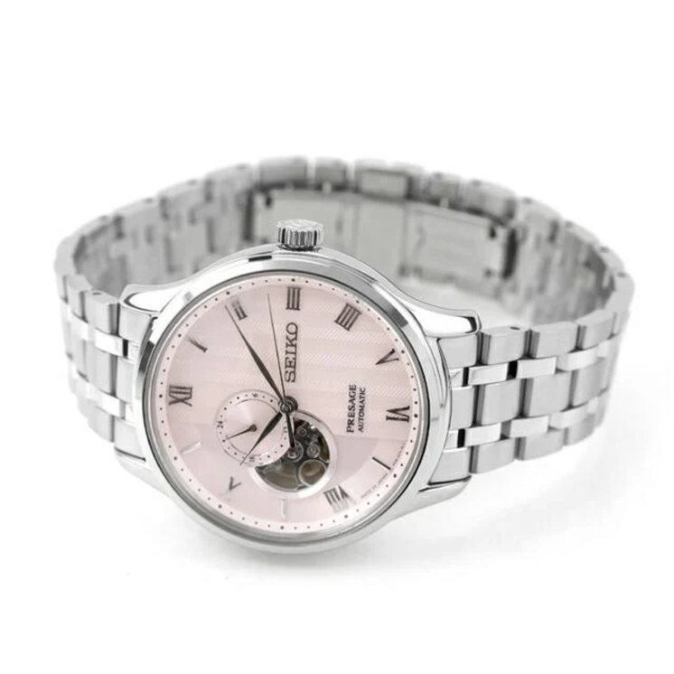 Detalle del Seiko Presage Japanese Garden SSA465J1 con esfera rosa, apertura Open Heart y brazalete de acero