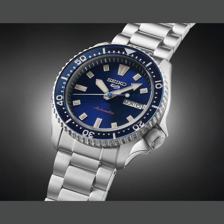 Seiko 5 Sports SKX Series SRPL83K1 con esfera y bisel azules y brazalete de acero en fotografía de producto