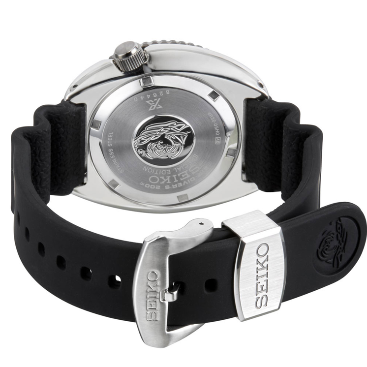 Parte trasera del reloj Seiko Prospex SRPE93K1 con caja de acero inoxidable y correa negra de silicona