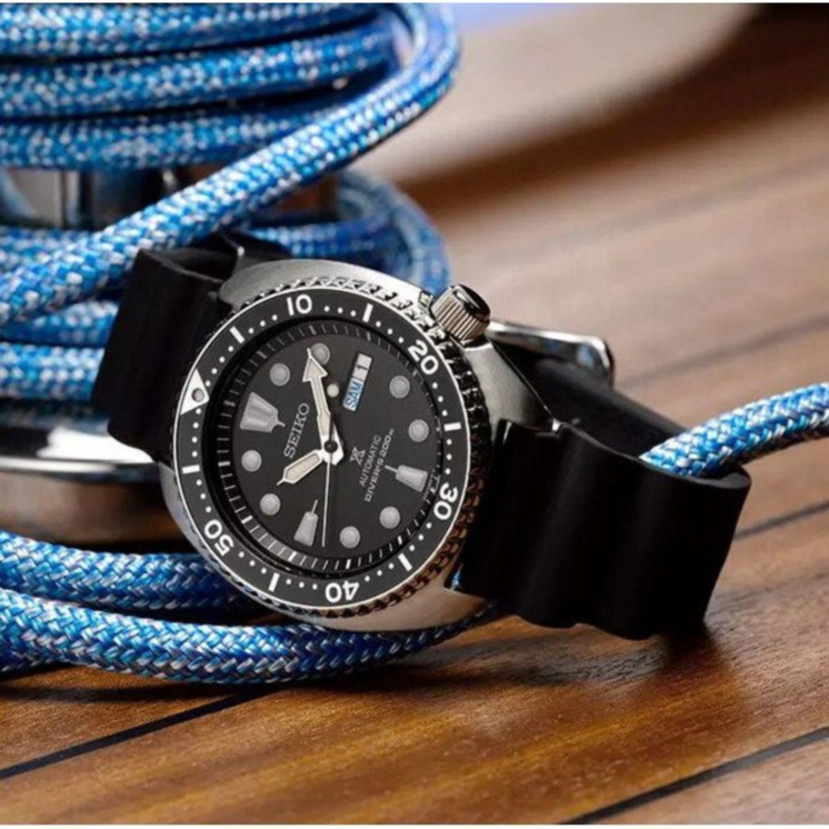 Seiko Prospex SRPE93K1 con esfera negra y correa negra de silicona en fotografía de producto