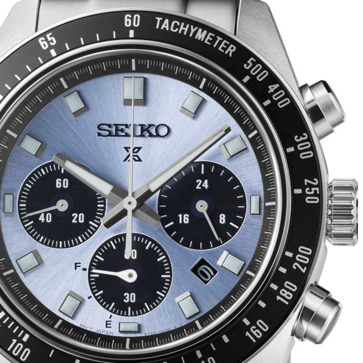 Detalle de la esfera azul claro del Seiko Prospex Speedtimer SSC935P1 con subesferas de cronógrafo y bisel taquimétrico