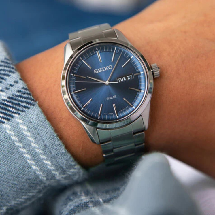 Reloj Seiko SUR525P1 con esfera azul y brazalete de acero inoxidable puesto en la muñeca