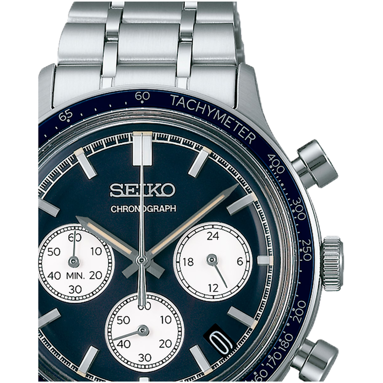 Detalle de la esfera azul del Seiko Chronograph SSB477P1 con subesferas de cronógrafo, taquímetro e índices LumiBrite