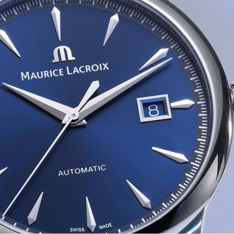 Detalle de la esfera azul del Maurice Lacroix 1975 Automatic 40mm 756008-SS001-430-4 con índices plateados y ventana de fecha
