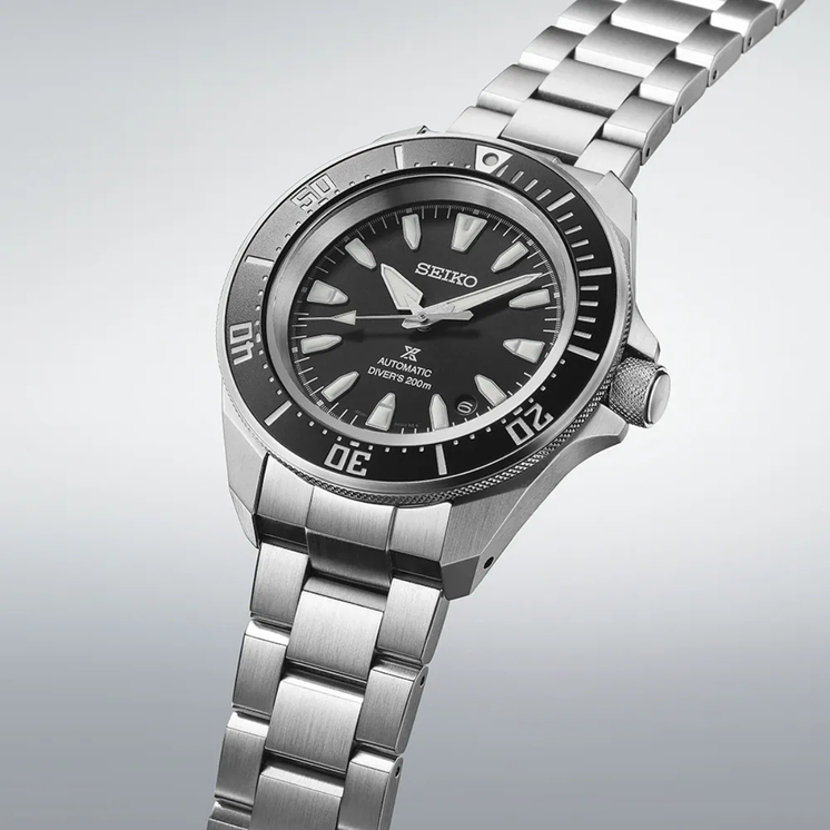 Detalle en perspectiva del Seiko Prospex SRPL13K1 con esfera negra, caja de acero y brazalete metálico