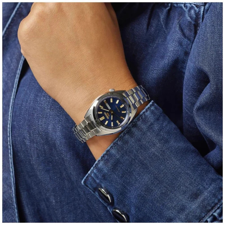 Reloj Seiko 5 Sports SRE021K1 automático con esfera azul y brazalete de acero puesto en la muñeca