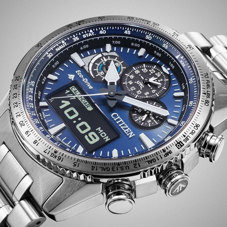 Detalle de la esfera azul del Citizen Skyhawk U830 JV2000-51L con indicadores analógicos y pantalla digital