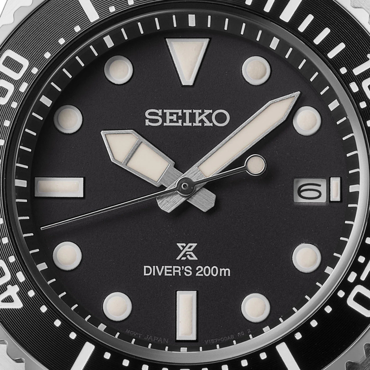 Detalle de la esfera negra del Seiko Prospex Mar SNE597P1 con índices LumiBrite y bisel giratorio unidireccional