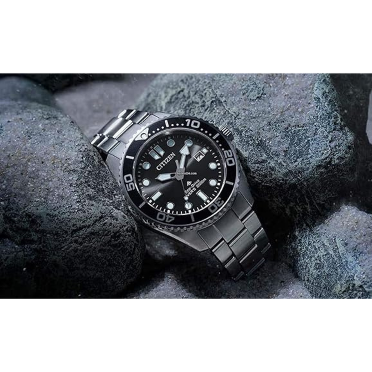 Reloj Citizen Diver’s Eco-Drive BN0261-51E con esfera negra y brazalete de acero en fotografía de inspiración submarina