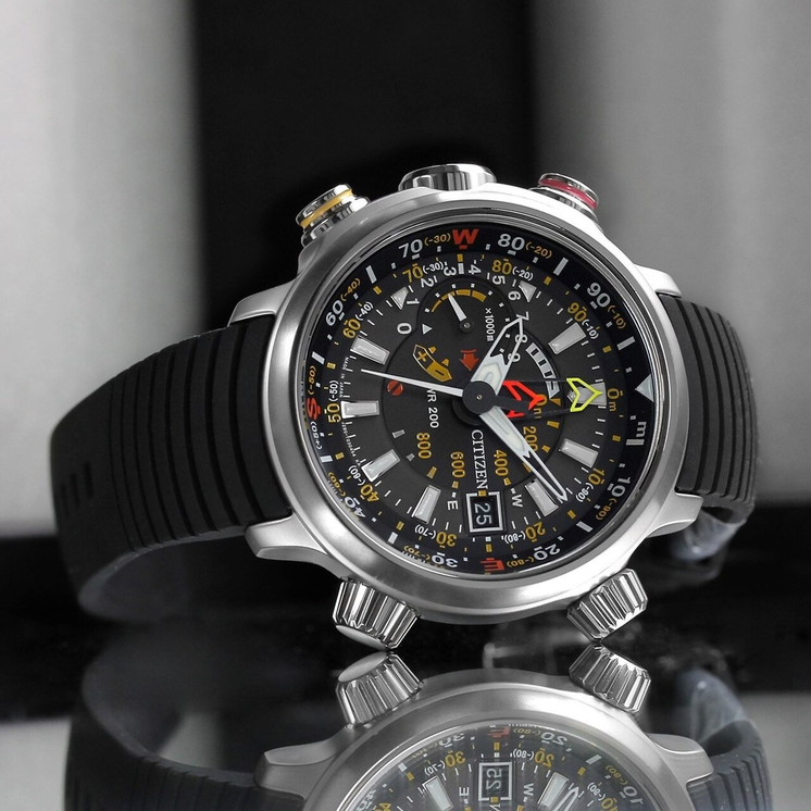 Citizen Altichron Eco-Drive BN4021-02E con esfera negra, indicadores de altitud y correa de caucho en fotografía lifestyle