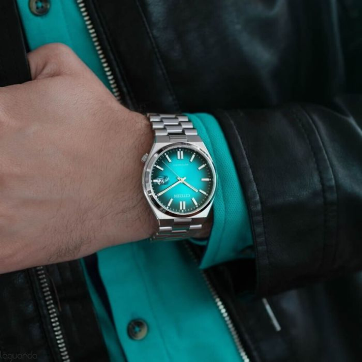 Citizen Tsuyosa NJ0151-88X automático con esfera verde turquesa y brazalete de acero inoxidable en fotografía lifestyle