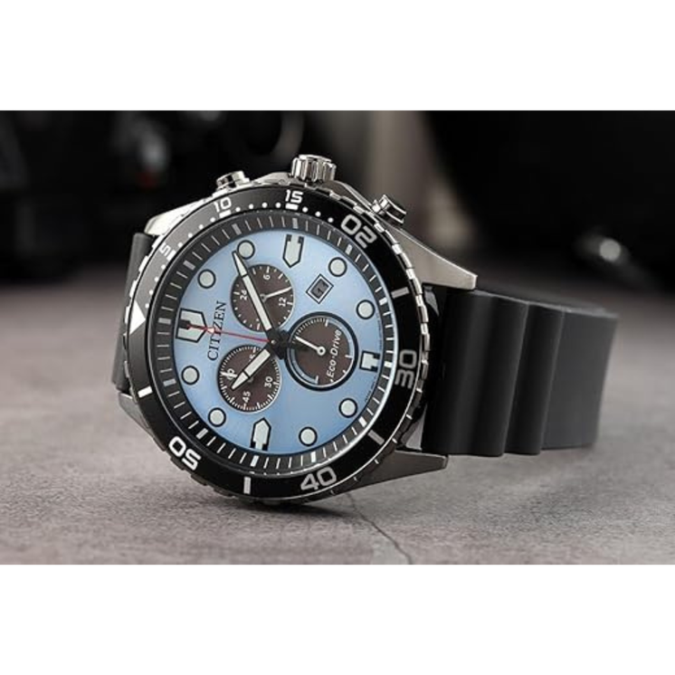 Reloj Citizen Chrono Sporty-Aqua AT2567-18L en vista inclinada con esfera azul, función cronógrafo y correa negra