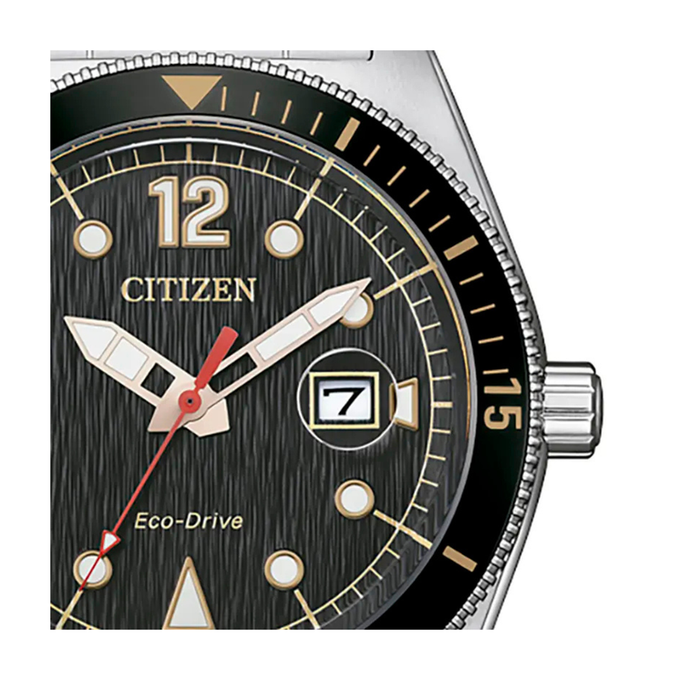 Detalle de la esfera negra del Citizen Marine 188 AW1888-53E con índices dorados, aguja roja y ventana de fecha