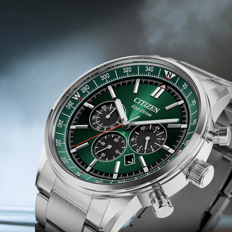 Detalle en perspectiva del Citizen Chrono Pilot CA4720-52X con esfera verde, cronógrafo y caja de acero inoxidable