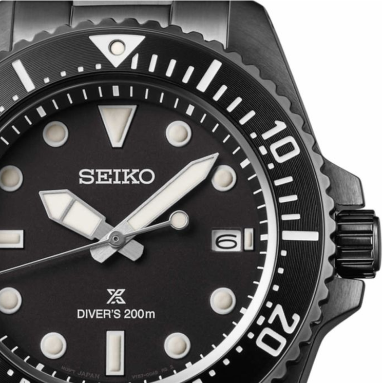 Detalle de la esfera negra del Seiko Prospex SNE599P1 con índices LumiBrite y bisel giratorio unidireccional