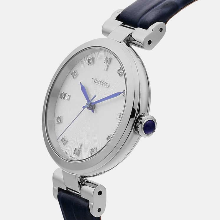 Detalle en perspectiva del Seiko Ladies SRZ545P1 con esfera blanca, índices de diamante, caja de acero y correa azul