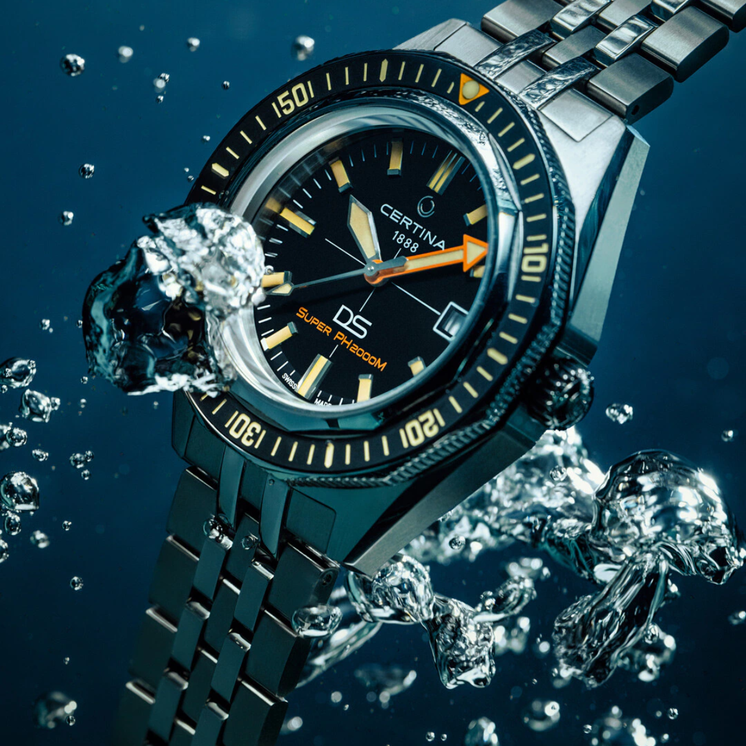 Reloj Certina DS SUPER PH2000M C050.607.44.051.02 con esfera negra y brazalete de titanio en fotografía de inspiración submarina