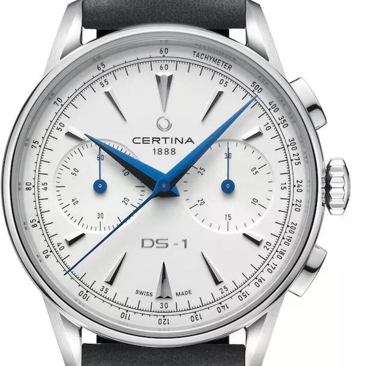 Detalle de la esfera blanca del Certina DS-1 Chrono Auto C029.462.16.011.00 con agujas azules y subesferas de cronógrafo