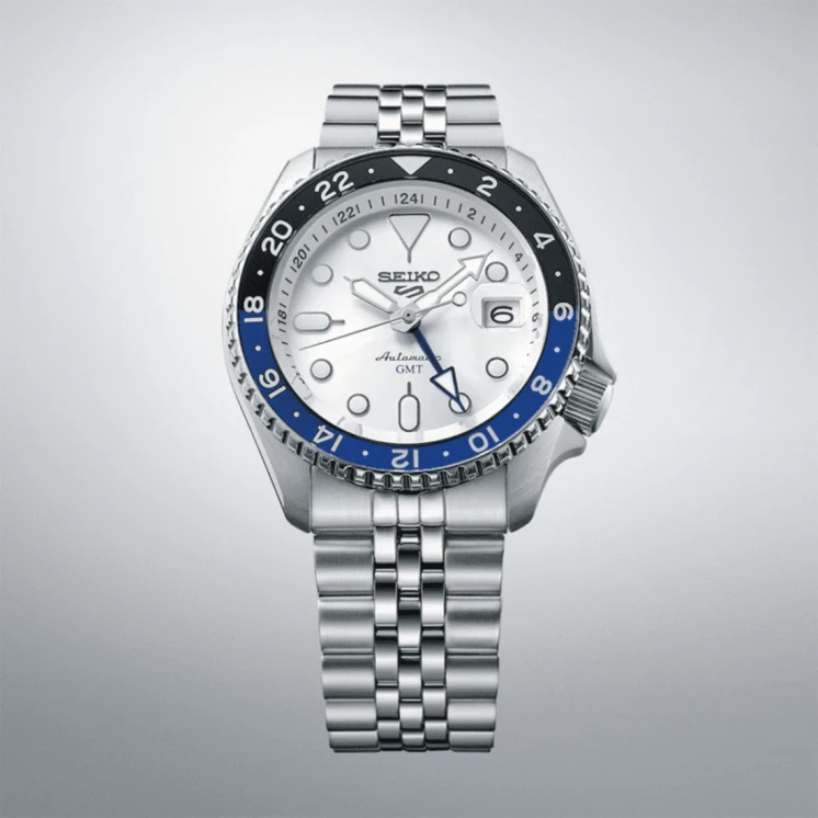 Seiko Sports Serie SKX -  SSK033K1 automático GMT de 42,5 mm con esfera blanca, bisel negro y azul y brazalete de acero