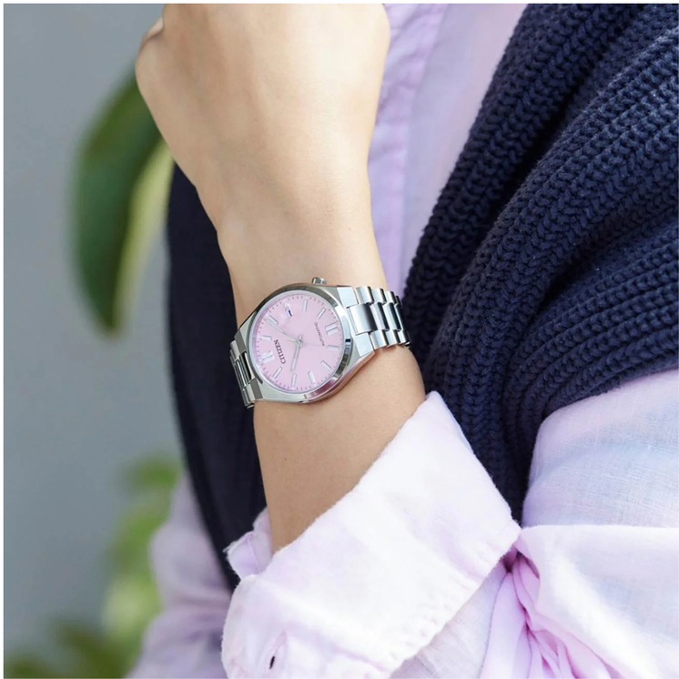 Citizen Tsuyosa 37mm - NJ0200-50Z con esfera rosa y brazalete de acero con un tamaño compacto