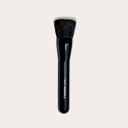 Introducing the Saint Minerals Long Stem Kabuki Brush, the essential tool for flawless Loose Mineral Powder application or a radiant sun-kissed look.

Its large, perfectly-proportioned head allows for easy swirling + buffing, giving you maximum control + airbrush-quality coverage. Ideal for Loose Mineral Powder, Pressed Powder Foundation, Highlighter, + Bronzer. Elevate your makeup routine with this cruelty-free, vegan-friendly brush.