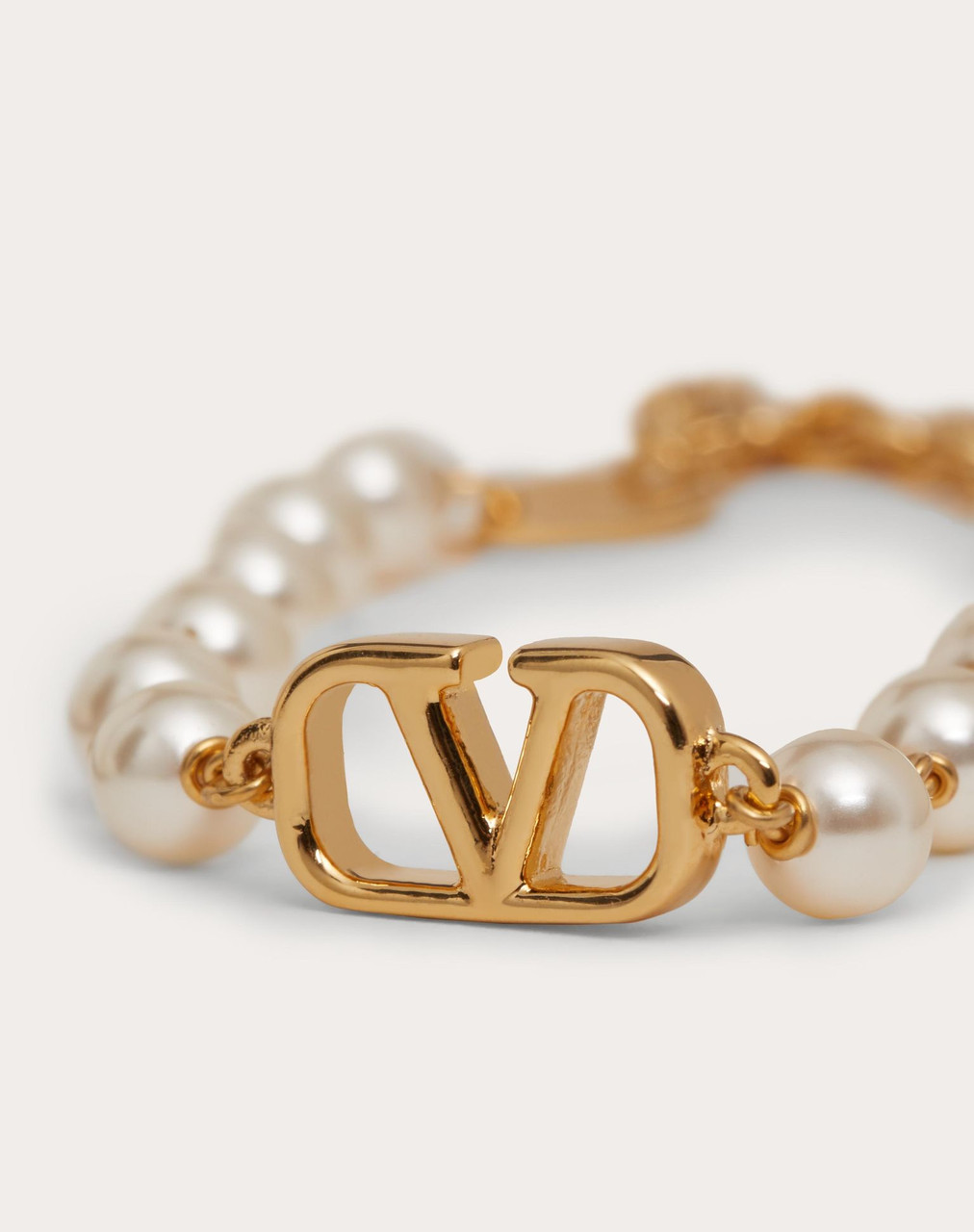 【Valentino】VLOGO PEARL BRACELET◆6W2J0G16QVS VALENTINO Signature Vlogo Bracelet With Pearls