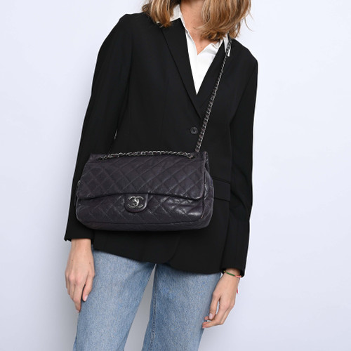 CHANEL medium Purple Leather Shoulder Bag Image 2