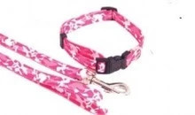 Keep your dog safe with the Wag n Walk Adjustable Nylon Collar. The pink camo print is bold and bright. Shop today for a high-quality medium size fit.
