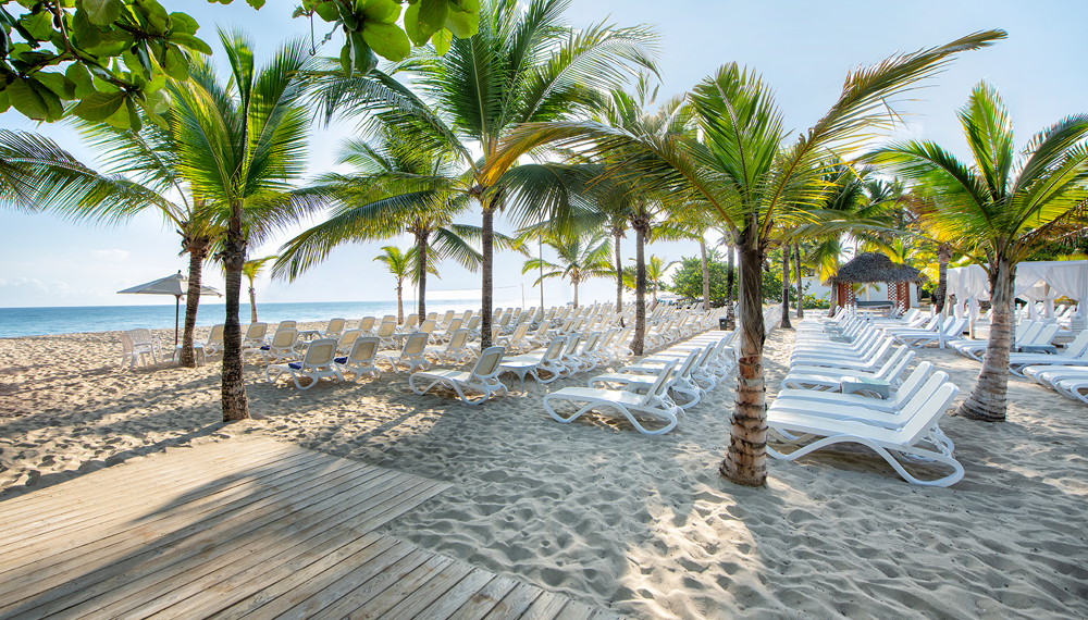 All-inclusive Resort Day Pass at Viva Wyndham V Heavens with unlimited food, drinks, pool access, and beachfront lounging for Puerto Plata cruise passengers