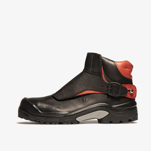 De Bata Industrials Enduro PWR328 veiligheidsschoen, zijaanzicht. Hoog model, zwart en rood.