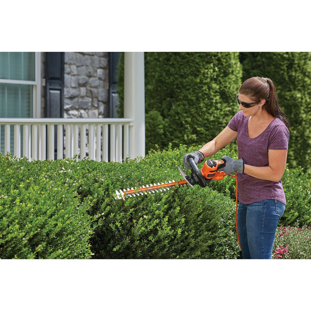 BLACK+DECKER 20" SAWBLADE ELECTRIC HEDGE TRIMMER