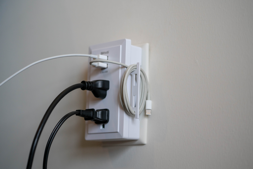 Woods WALL TAP, USB TAP 2OUT/2USB 2.4A 6/BX