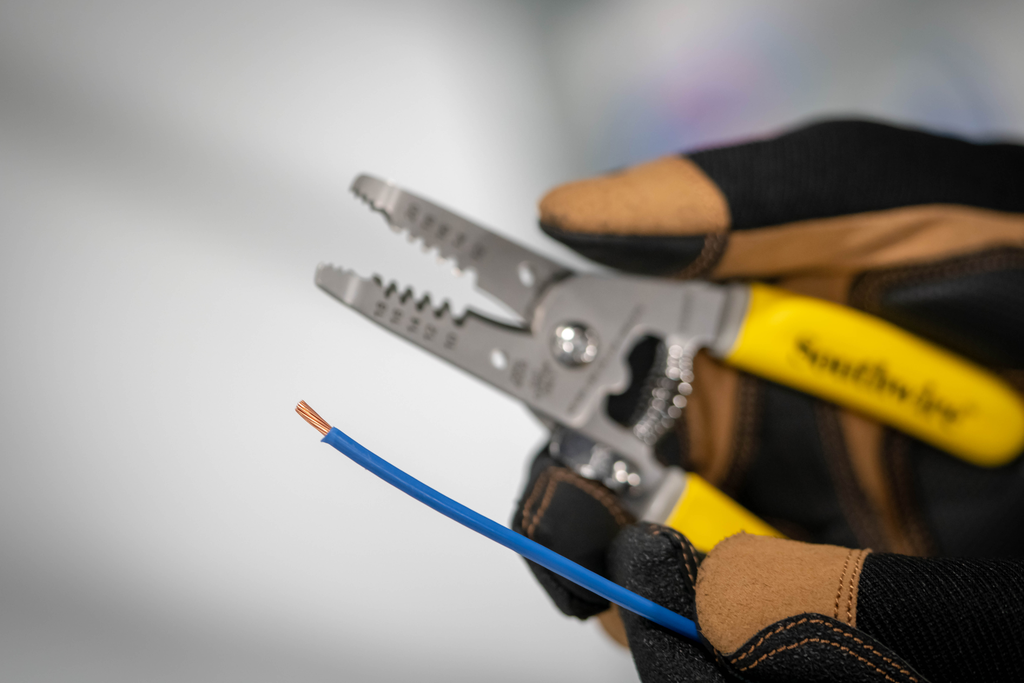 SOUTHWIRE CUTTER, COMPACT STRIPPER 10-18 AWG SOL &