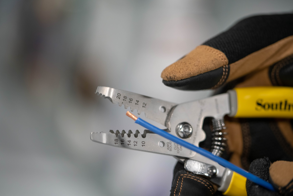 SOUTHWIRE CUTTER, COMPACT STRIPPER 10-18 AWG SOL &