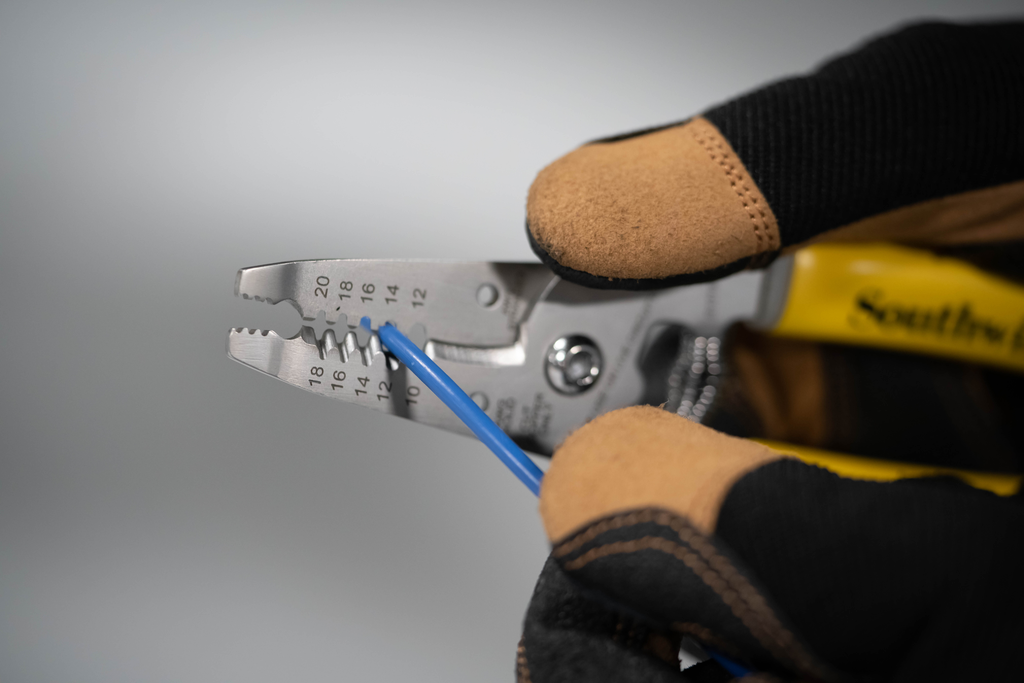 SOUTHWIRE CUTTER, COMPACT STRIPPER 10-18 AWG SOL &