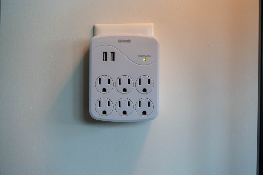 Woods SURGE, USB 6-OUT 2.4A 2 USB-A PORTS 1000J 6/BX