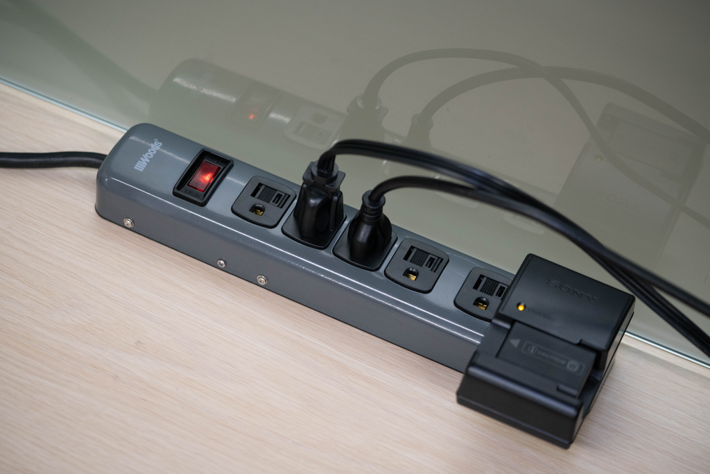 Woods POWERSTRIP, 6 OUTLET METAL 5' CORD (4+2) 6/BX