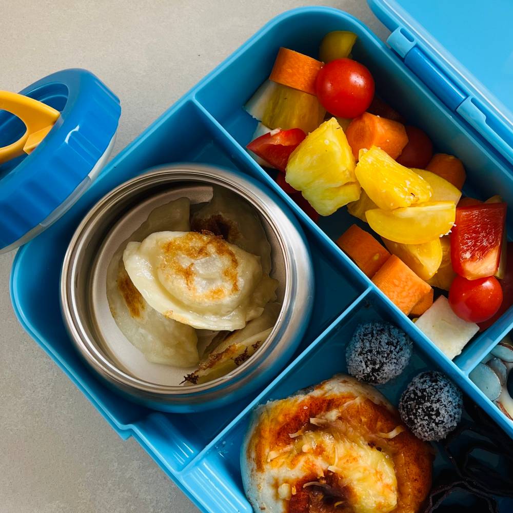 Image of the Blue Sleep Store Insulated food jar inside a lunchbox.