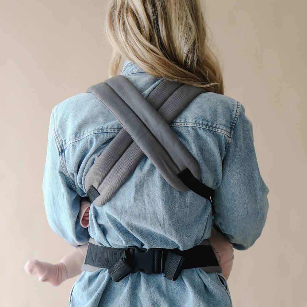 crossable straps shown on mums back while wearing the boba auri baby carrier