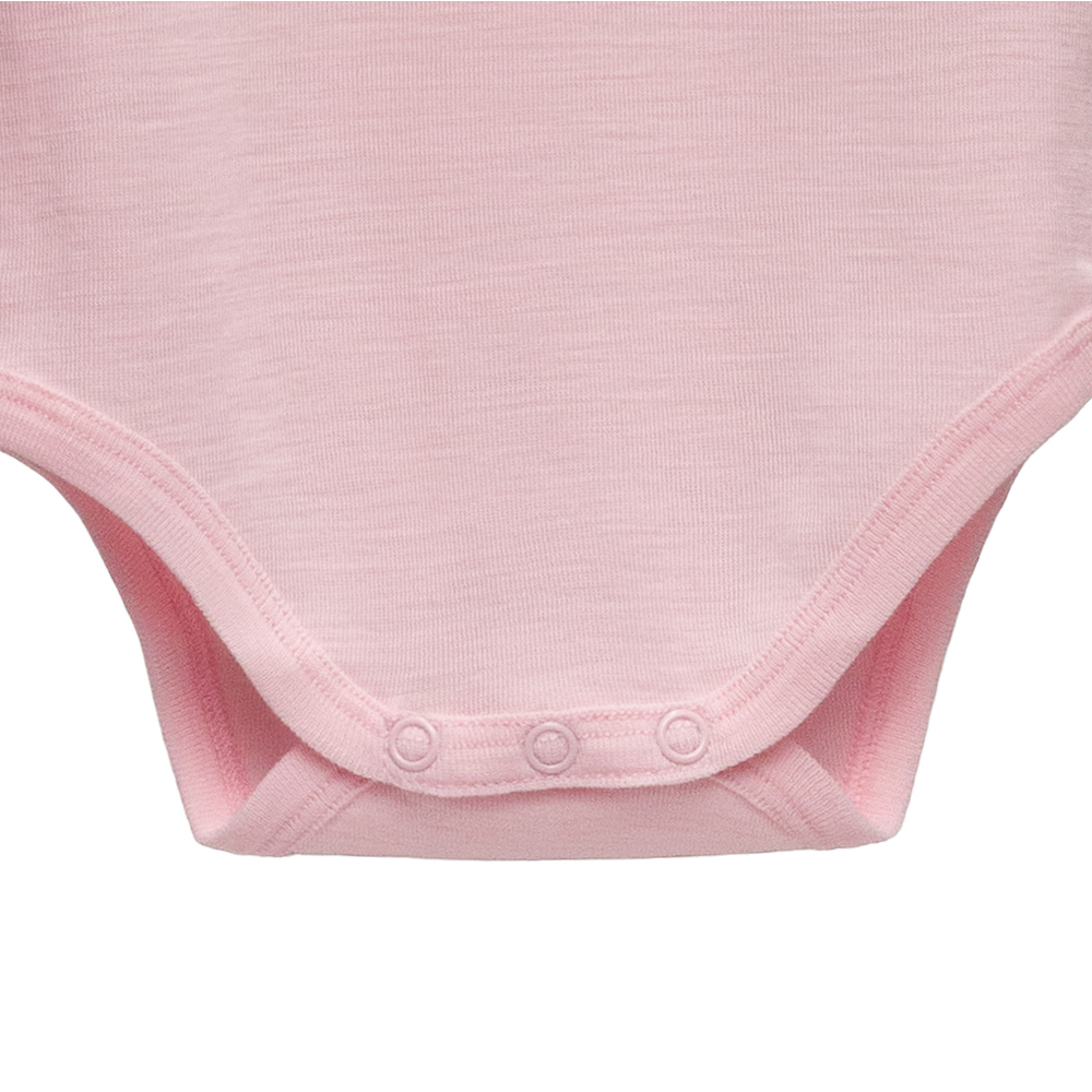 Closeup image of the snaps of the Sleep Store Deluxe New Zealand Merino Wool Singletsuit in the colour Blush.