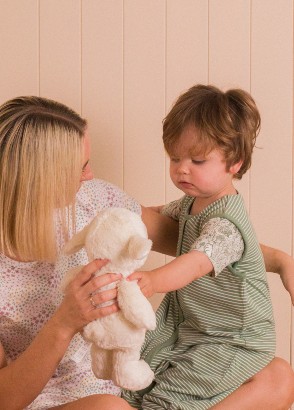 When & How to Introduce a Comforter for Your Baby