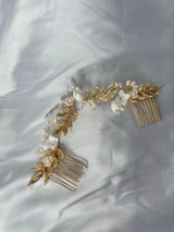 White & Gold Zircon Wedding Bridal Hair Comb. Floral, flower, pearl, beading. Nature, Rustic, natural theme. Wedding hair, inspo, accessories. Bridal wear, bridal accessories, bridal updo, hair inspo White & Gold Zircon Wedding Bridal Hair Comb. Floral, flower, pearl, beading. Nature, Rustic, natural theme. Wedding hair, inspo, accessories. Bridal wear, bridal accessories, bridal updo, hair inspo