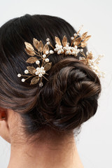 Pearl Flowers, floral with Golden Leaves, leaf Hairpin Set - Nature, Natural, Romantic, Rustic. Wedding hairstyles, hair inspo. Bridal wear, accessories. Close Up Pearl Flowers, floral with Golden Leaves, leaf Hairpin Set - Nature, Natural, Romantic, Rustic. Wedding hairstyles, hair inspo. Bridal wear, accessories. Close Up