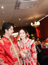 Preloved Chinese Qun Kwa wedding attire set – red and gold embroidered bride’s traditional qunkwa and groom’s suit. Perfect for tea ceremonies, weddings, and photoshoots